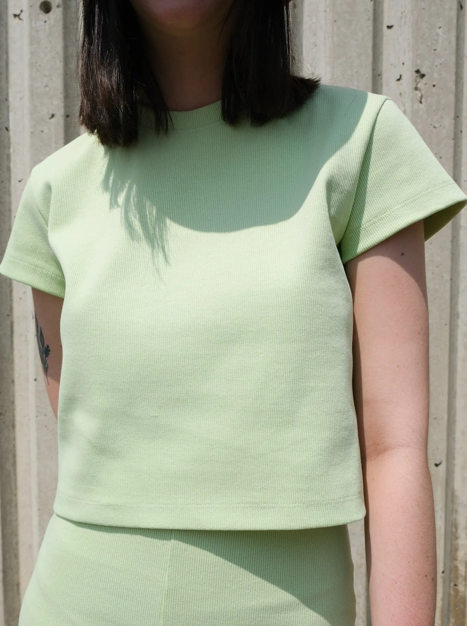 Honeydew BROOK t-shirt- L (3) with fabric defect or tiny holes at hem